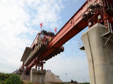 新疆喀什架桥机厂家怎么进行主梁